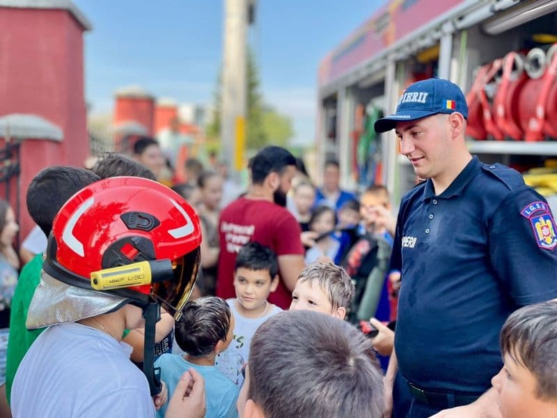 Întâlnire interactivă a pompierilor botoșăneni cu 40 de copii înscriși la Tabăra de zi organizată de Parohia „Sfântul Gheorghe” Săveni - FOTO