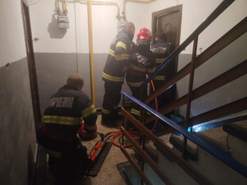 Dorohoi: O femeie și un copil au rămas captivi în propriul apartament. Pompierii au intervenit pentru deblocarea ușii - FOTO