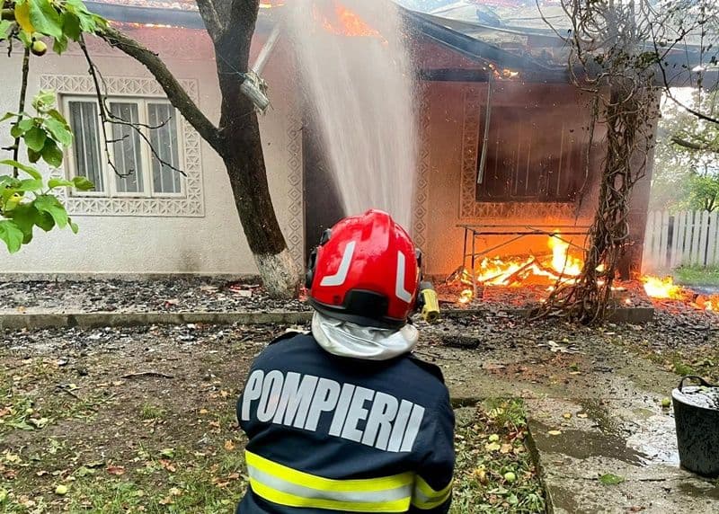 Copaci rupți și casă aprinsă de la un fulger după furtunile din ultimele ore - FOTO
