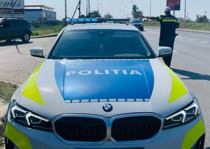 Trei infracțiuni dintr-o lovitură. Un tânăr de 22 de ani conducea un moped neînmatriculat, beat şi fără permis
