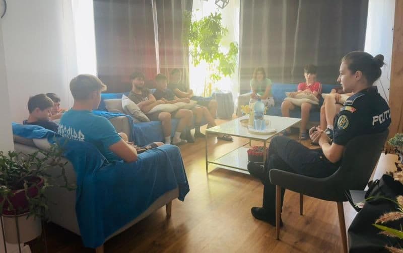 Sesiune de informare susținută de polițiștii botoșăneni pe tema actelor de alertare abuzivă a autorităților şi a riscurilor generate de consumul de dr