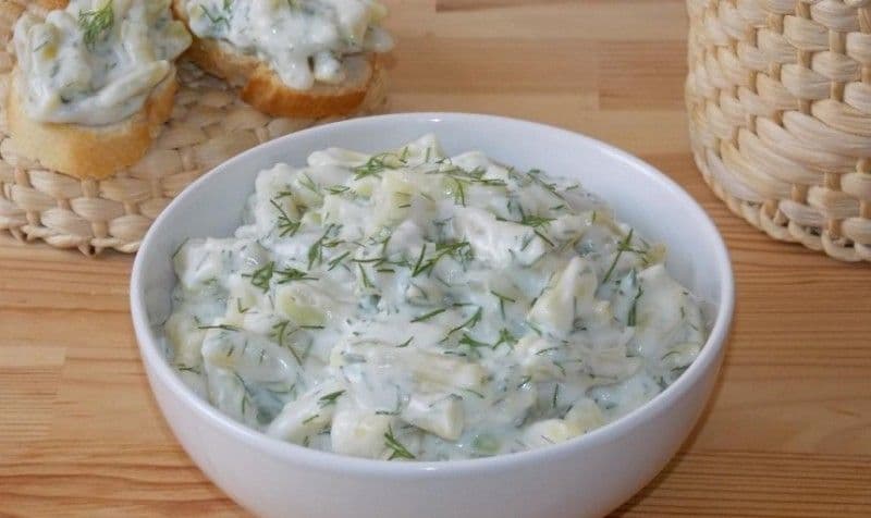 Salată de fasole verde cu iaurt și usturoi
