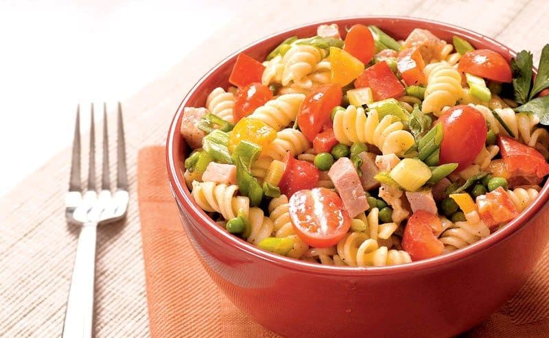 Salată de paste cu legume
