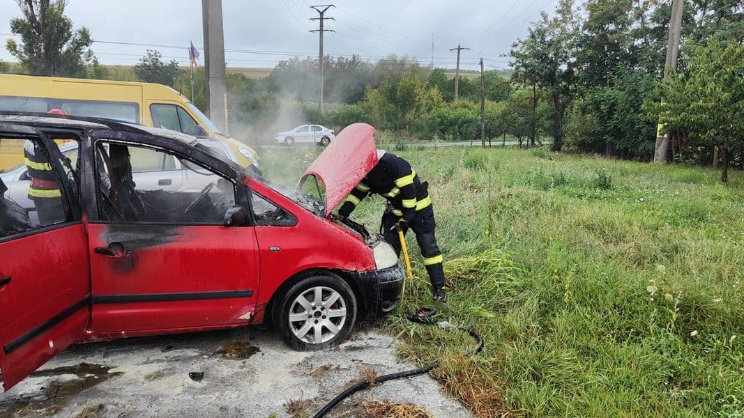 Autoturism parcat în curtea unui service cuprins de flăcări - FOTO