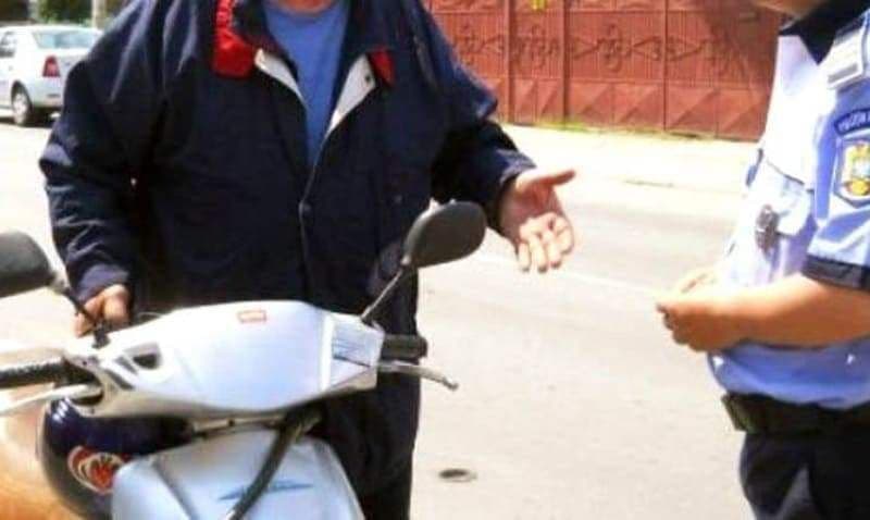 La plimbare cu mopedul, băut şi fără permis de conducere. Ce alcoolemie avea mopedistul de ocazie