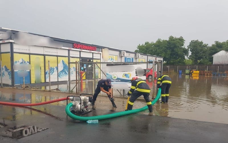 Pompierii botoșăneni solicitați să intervină în urma fenomenelor meteo care s-au înregistrat aseară