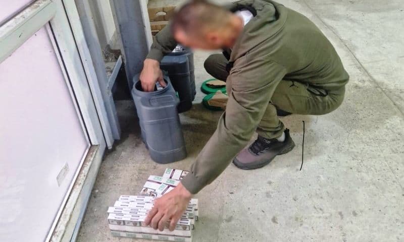 Ţigări de contrabandă, ascunse în bidoane din material plastic, confiscate la frontieră