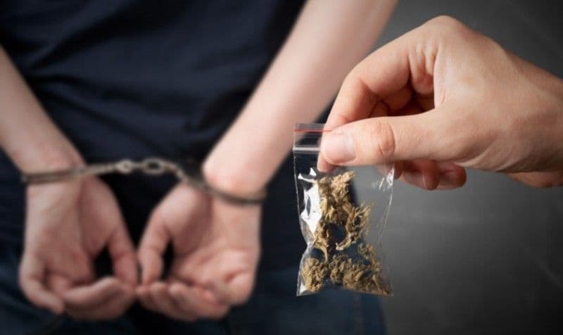 Tânăr cercetat pentru deținere de droguri