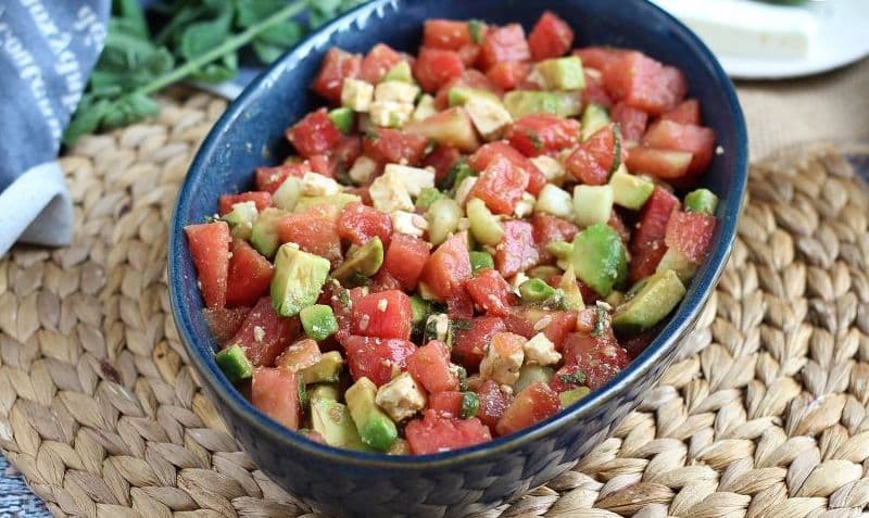 Salată de pepene verde, avocado și castraveți