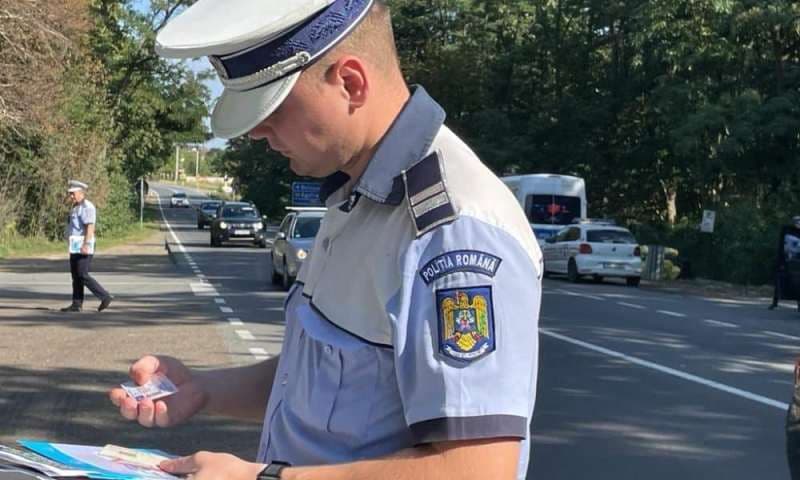 Șofer băut și fără permis scos din trafic de polițiști
