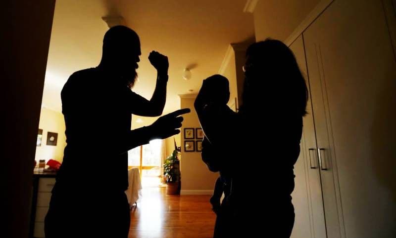 Bărbat din Hudești obligat să părăsească domiciliul, pentru comportament agresiv la adresa familiei 