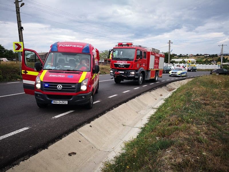 Accident! Trei persoane rănite după impactul dintre un autoturism și un microbuz - FOTO