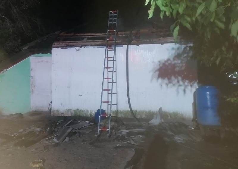 Bărbat din Baranca salvat de pompieri dintr-o casă cuprinsă de flăcări