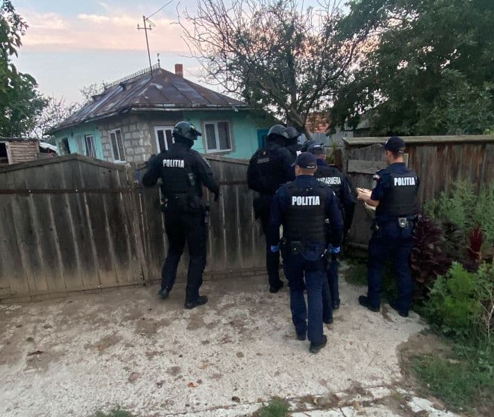 Doi tineri reținuți de polițiștii Secției nr. 1, pentru că au furat din casele unor bătrâni