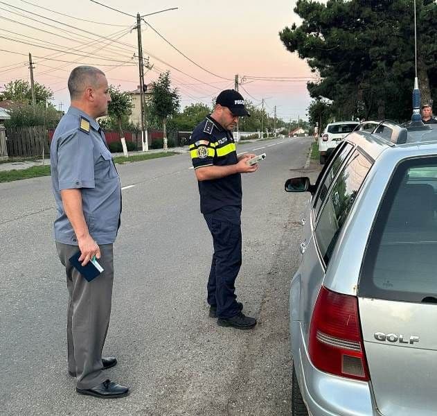 Adolescent scos din trafic de polițiștii dorohoieni după ce a ieșit la plimbare fără permis, tractând o remorcă neînmatriculată