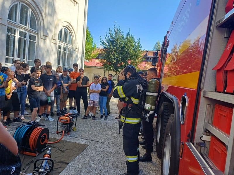 Marți, 13 – Preveniți ghinionul!: Pompierii din Dorohoi s-au întâlnit cu copiii din Parohia Strahova - FOTO
