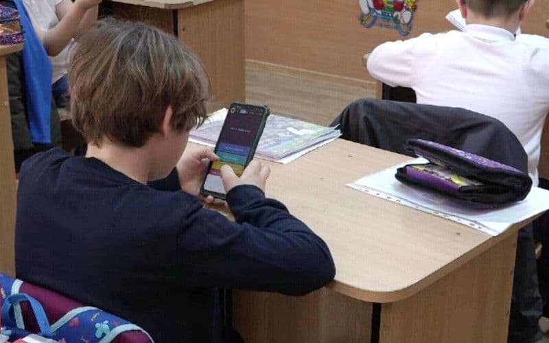 Din toamnă, telefonul și laptopul devin oficial instrumente de învățare activă pentru elevii români, chiar de la școala primară