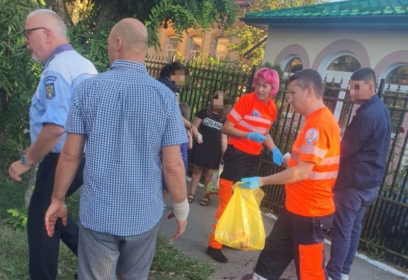 Femeie atacată de un câine ajutată de un jandarm care mergea la serviciu