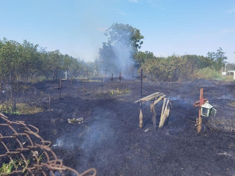 Incendiu în cimitir din cauza unei lumânări aprinse