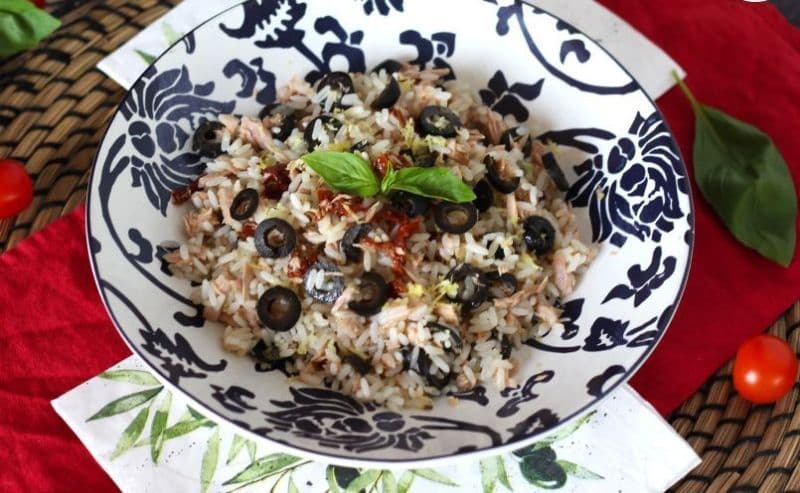 Salată mediteraneană de orez, ton și măsline