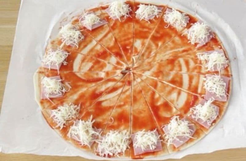 Mini croissante pizza cu șuncă și cașcaval