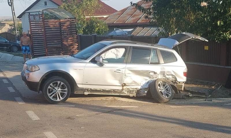 Coliziune între două mașini la Flămânzi. O femeie a ajuns la spital - FOTO