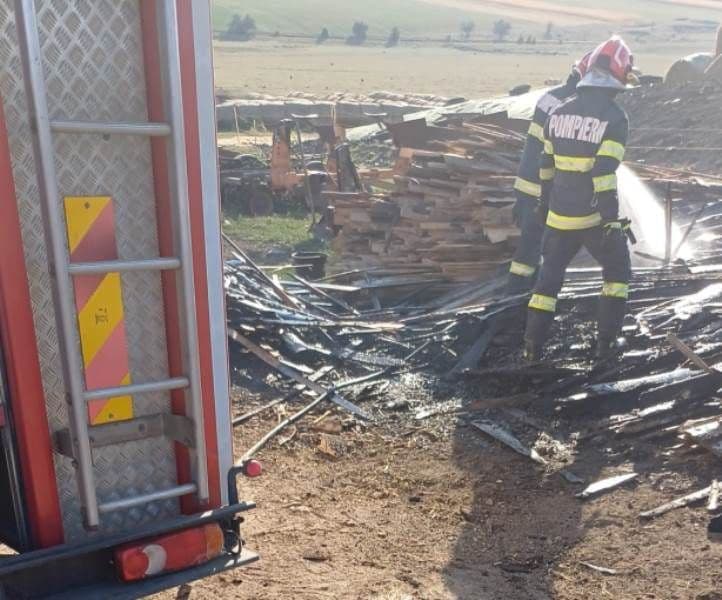 Incendiu într-o fermă de animale din județ. Au ars patru metri cubi de cherestea