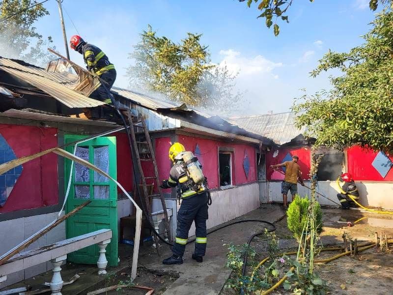 Trei familii din Cristești au rămas fără casă