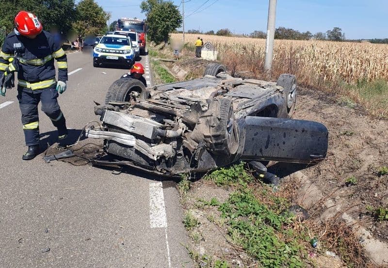 Doi tineri au avut nevoie de îngrijiri medicale în urma unui accident rutier - FOTO