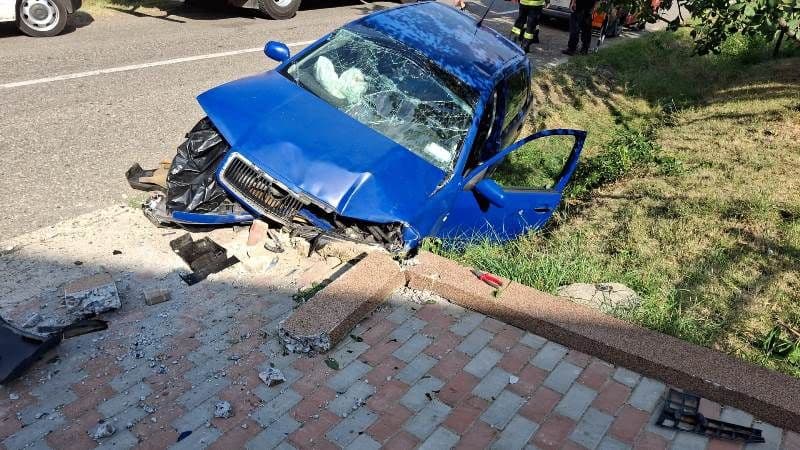 Accident! Două persoane rănite după ce mașina în care se aflau s-a izbit într-un cap de pod - FOTO