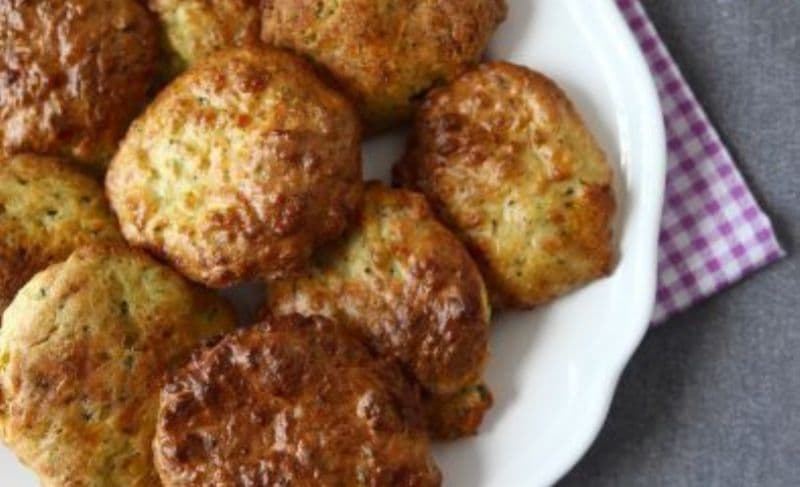 Chifteluțe din dovlecel cu sos de iaurt și feta