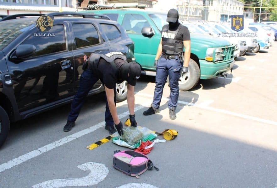 Depistat în flagrant delict, de către polițiști, cu peste 1 kg de canabis - FOTO