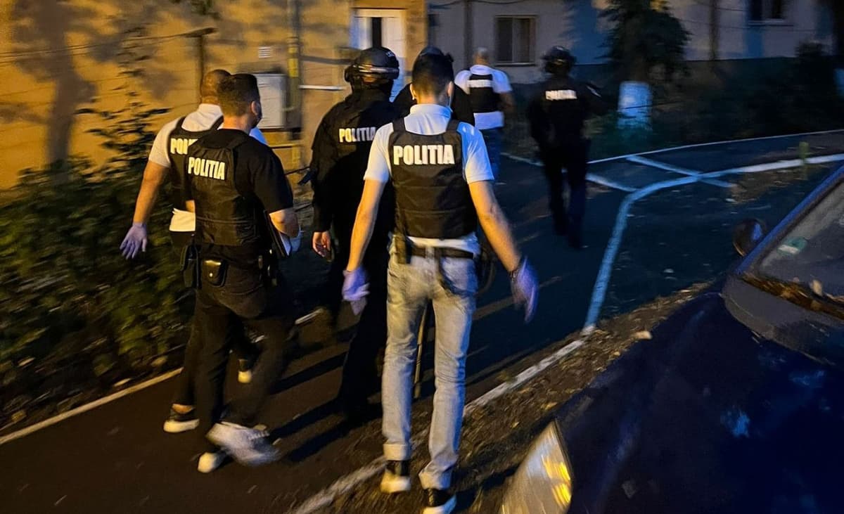 Percheziții la locuința unui botoșănean care a folosit o armă într-un parc - FOTO