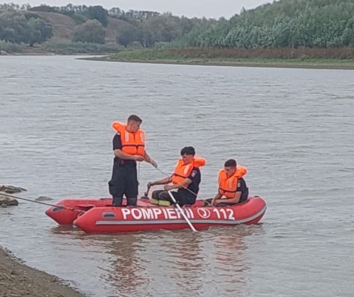 Bărbat de 64 de ani dispărut în apele râului Prut. Pompierii îl caută cu scafandrii - FOTO