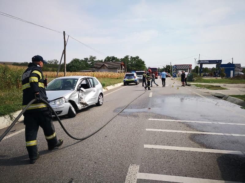 Două mașini implicate într-un accident pe un drum din județ. Două persoane au avut nevoie de îngriiri medicale - FOTO