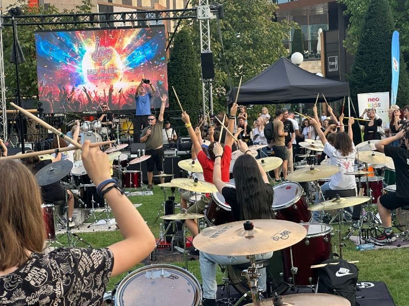 Tânără din Dorohoi prezentă la cea de-a treia ediţie a „Toboşariadei”, la Iași - FOTO