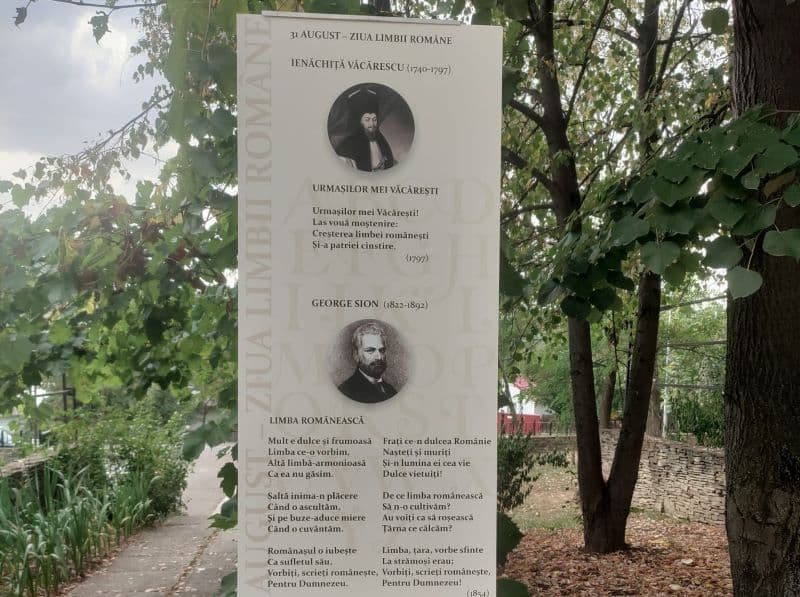 Expoziție stradală dedicată limbii române la Memorialul Ipotești