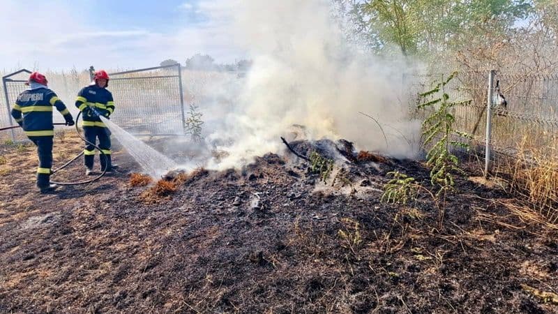 Incendiile necontrolate de vegetație au pus în pericol o locuință din Văculești și cimitirul din Dumeni - FOTO