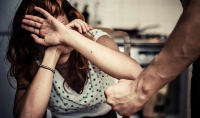 Bărbat din Dimăcheni scos de polițiști din sânul familiei pentru că și-a bătut și amenințat nevasta