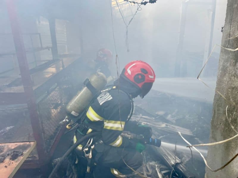 Chioșc metalic din Piața Centrală Botoșani distrus complet de un incendiu - FOTO