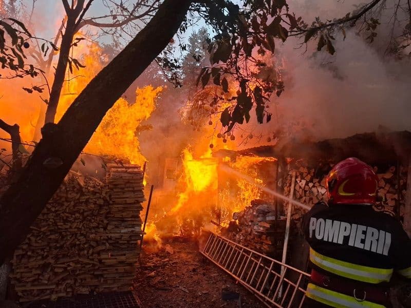 Depozit de lemne și cereale cuprins de flăcări la Dorohoi, Loturi Enescu. Alte două incendii în ultimele ore - FOTO