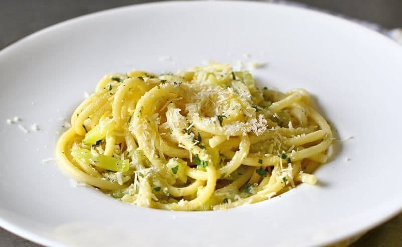 Paste cu dovlecei, smântână și parmezan