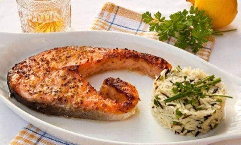 Somon la grătar cu garnitură de orez și spanac