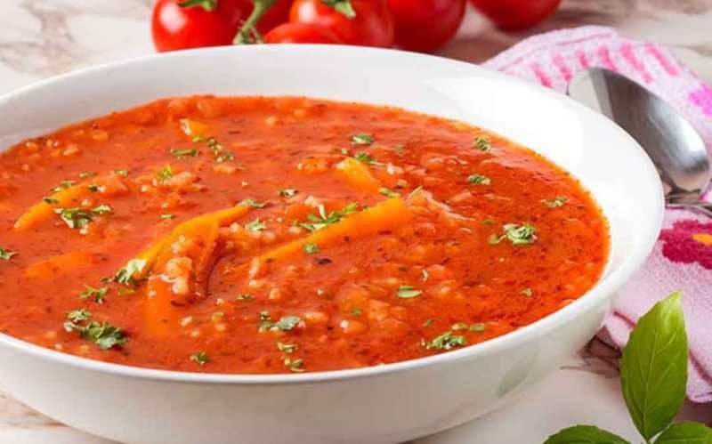 Supă de roșii cu orez și busuioc