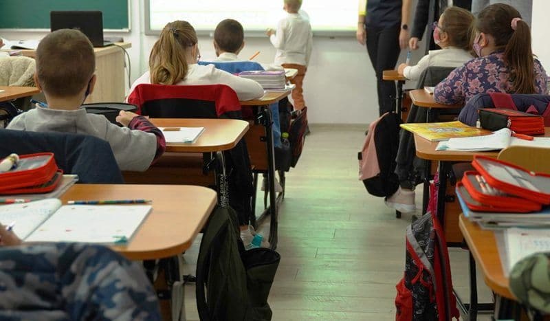 NOU! Elevii care învață în schimburi, ilegal din 2025. Sălile de detenție nu sunt obligatorii