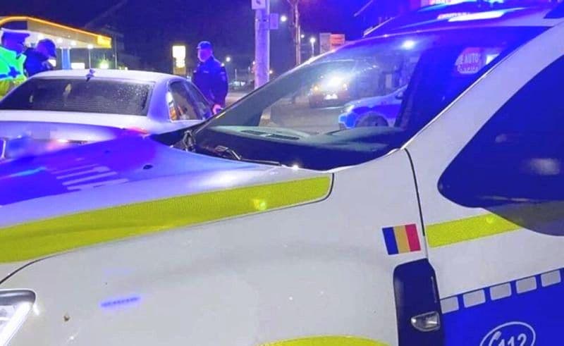 Un șofer băut nu a oprit la semnalele polițiștilor. Urmărirea s-a terminat cu mașina în șanț
