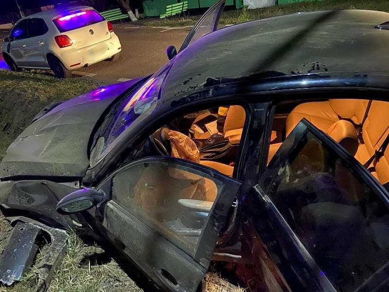 Tânăr ajuns la spital după ce mașina pe care o conducea a fost implicată într-un accident - FOTO