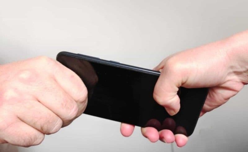 Tânăr, de 30 de ani, reținut pentru tâlhărie. A furat telefonul unei femei din Copălău