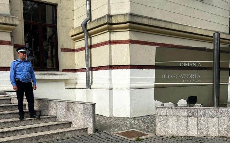 Un bărbat a ajuns la Psihiatrie după ce a vrut să spargă geamul Judecătoriei Botoșani