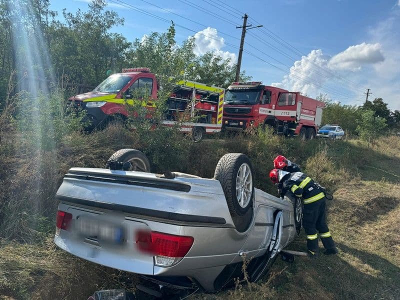Zi cu ghinion pentru o femeie care s-a răsturnat cu mașina pe o stradă din județ - FOTO